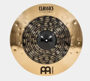 Abgebildet ist ein Meinl Classic Custom Dual Ride 20" Becken mit einer goldfarbenen Oberfläche und konzentrischen, dunkelgrauen bis schwarzen Mustern im Zentrum sowie einer glänzend schwarzen Glocke.
