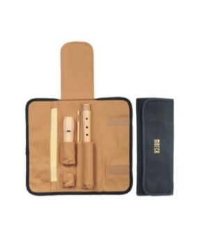 Eine offene, beigefarbene Moeck Z1121 Sopranblockflötentasche mit schwarzer Umrandung zeigt eine helle Blockflöte in drei Einzelteilen sowie Zubehör, neben der Tasche liegt eine dunkelblaue, zugeklappte Blockflötentasche mit goldener Aufschrift "Moeck".