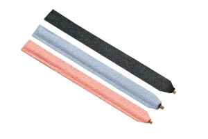 Das Bild zeigt drei längliche, rechteckige ROI Ersatzfahnen für PMC Wischerstäbe in den Farben Schwarz, Hellblau und Rosa, die jeweils an einem Ende eine goldfarbene Messingbefestigung aufweisen.