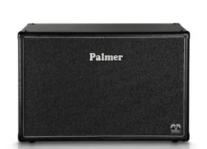 Das Foto zeigt einen schwarzen Palmer MI Cabinet 212 V30 Gitarrenverstärker mit silberfarbenem "Palmer"-Schriftzug und einem kleinen Logo unten rechts.