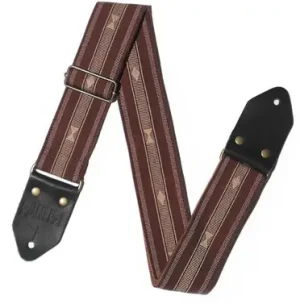 Ein braun-beiger Panlipi Manila SAG03 Gitarrengurt mit einem Muster aus Streifen und Rauten sowie schwarzen Lederenden ist diagonal im Bild platziert.