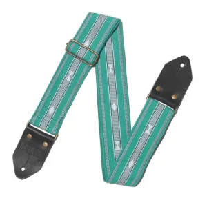 Ein grün-weiß gestreifter Gitarrengurt mit dem Namen "Panlipi Manila SAG13" und schwarzen Lederenden, der mit einem goldfarbenen Metallschieber in der Länge verstellt werden kann, liegt gewunden auf einem weißen Hintergrund.