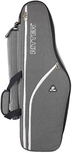 Die graue Ritter RBS7-TS/SGL Tenorsaxophon GigBag steht vertikal und zeigt Details wie Reißverschlüsse, das Ritter-Logo und gepolsterte Tragegurte.