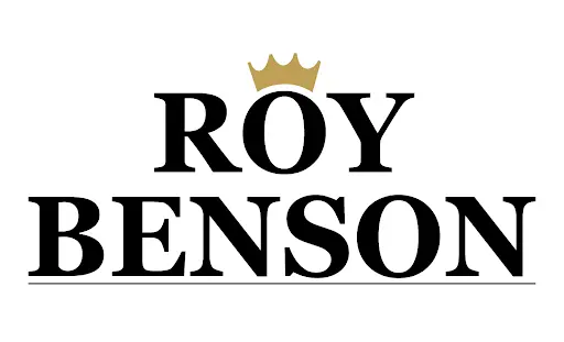 Das Bild zeigt das Logo von "ROY BENSON" in schwarzer Schrift, über dem "ROY" eine goldene stilisierte Krone abgebildet ist.