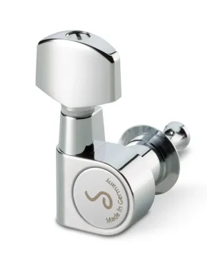 Abgebildet ist eine einzelne, glänzende Schaller M6 Pin Satin Chrome Gitarrenmechanik vor einem weißen Hintergrund, mit dem silbernen Knopf und dem "S"-Logo sowie "Made in Germany"-Schriftzug auf der Basis.