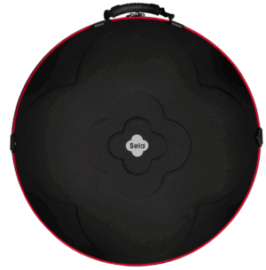 Schwarzes Sela SEHPHC1 Handpan Hardcase mit rotem Rand und zentralem, hellgrauem Sela-Logo auf weißem Hintergrund.