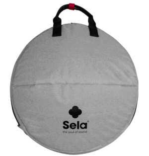 Die graue Sela SE219 Handpan Tasche hat einen schwarzen Tragegriff mit rotem Detail und das Sela-Logo ist im unteren Bereich aufgedruckt.