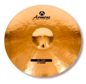 Ein goldfarbenes Sonor Armoni 20" Ride Becken ist mittig im Bild platziert und wirft Schatten auf eine weiße Oberfläche.