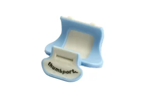 Auf einem weißen Hintergrund ist ein hellblau-weißes Thumbport für Querflöte zu sehen.