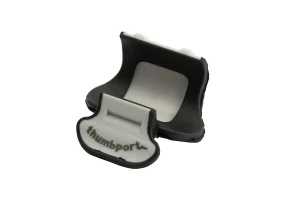 Ein schwarz-graues Thumbport für Querflöten ist vor einem weißen Hintergrund abgebildet, wobei der schwarze Teil eine geschwungene, offene Halterung und der graue Teil eine kleinere, darunterliegende Auflagefläche mit dem Schriftzug "thumbport" darstellt.