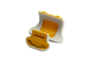 Das Bild zeigt einen Thumbport für Querflöten in orange-grauer Kunststoffausführung.