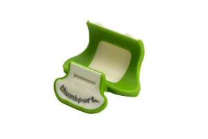 Abgebildet ist ein zweiteiliger, grün-weißer Thumbport für Querflöten.