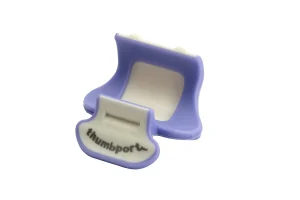 Das Bild zeigt einen violett-weißen Thumbport für Querflöten, bestehend aus einem U-förmigen violetten Rahmen mit einem rechteckigen weißen Einsatz und einer kleineren, flachen, violett umrandeten weißen Platte mit der Aufschrift "thumbport".