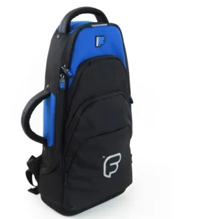 Eine schwarze und blaue Fusion Urban Tasche für ein Altsaxophon steht senkrecht, mit einem Tragegriff oben und einer seitlichen Schlaufe, sowie einer aufgestickten weissen grafischen Darstellung eines "F" Logos im unteren Bereich.