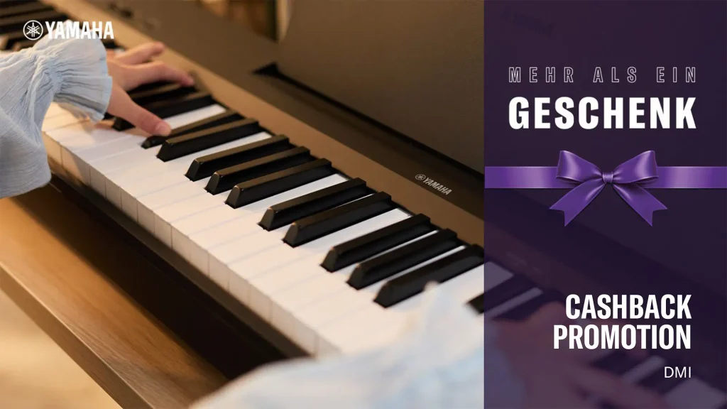 Das Bild zeigt eine Person, die auf einem braunen Digitalpiano mit dem Yamaha-Logo spielt, begleitet von einem violetten Banner mit der Aufschrift "MEHR ALS EIN GESCHENK" und einer violetten Schleife, sowie dem Text "CASHBACK PROMOTION" im Rahmen einer Yamaha Cashback Aktion.