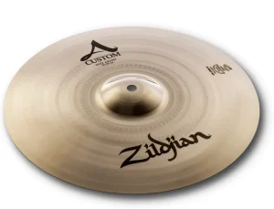 Das Bild zeigt ein goldfarbenes Zildjian A Custom Fast Crash 14" Becken mit konzentrischen Rillen und den Aufdrucken "A Custom" sowie dem Zildjian-Logo.