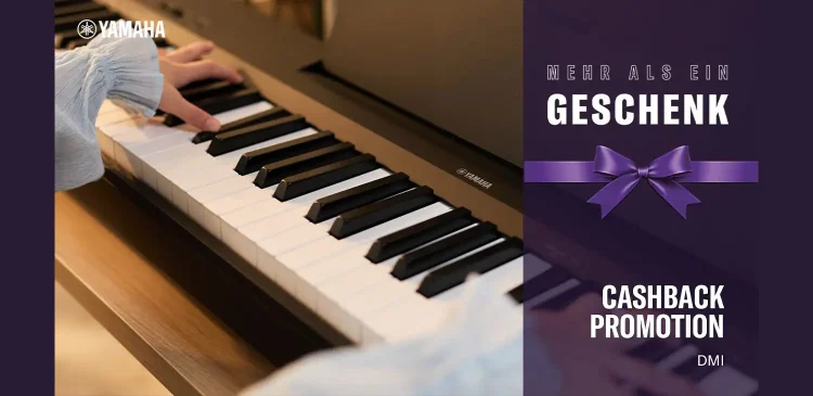 Das Bild zeigt ein Yamaha Digitalpiano mit einer spielenden Hand auf den Tasten, ergänzt durch den Text "Mehr als ein Geschenk" und "Cashback Promotion" auf einem violetten Hintergrund.