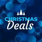 Das Bild zeigt den Text "CHRISTMAS Deals" in Weiß und Türkis vor einem dunkelblauen Hintergrund mit Bokeh-Effekt und stilisierten weißen Schneeflocken sowie drei weißen Weihnachtsbäumen über dem Wort "CHRISTMAS".