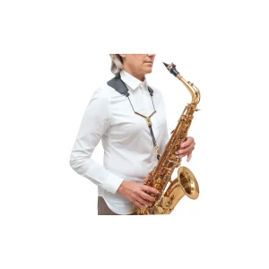 Eine Person mit einem weißen Hemd trägt einen BG S72YMSH Zen Yoke-Gurt aus Leder und hält ein goldenes Saxophon.