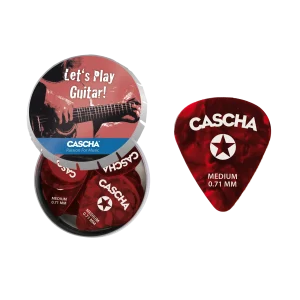 Eine runde Metalldose mit dem Aufdruck "Let's Play Guitar!", gefüllt mit roten, gemusterten Cascha Gitarren Plektren in mittlerer Stärke (0.71mm) und ein einzelnes, vergrößertes Plektrum derselben Art daneben.