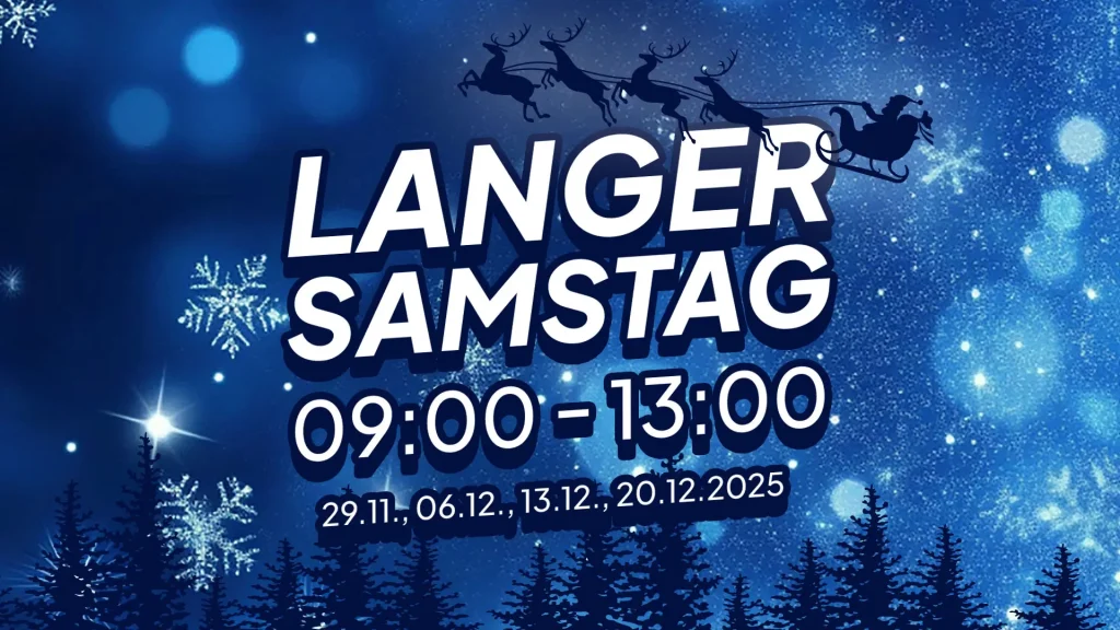 Vor einem dunkelblauen, mit Schneeflocken und Glitzerpartikeln dekorierten Hintergrund, der weihnachtliche Stimmung verbreitet, steht in großen, weißen Buchstaben der Text "LANGER SAMSTAG 09:00-13:00 29.11., 06.12., 13.12., 20.12.2025", oberhalb dessen eine Silhouette eines Weihnachtsmannes im Rentierschlitten zu sehen ist.