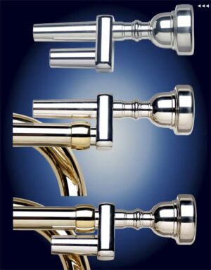 Das Bild zeigt drei silberfarbene Holger Mack Ansatztrainer für Trompete mit unterschiedlichen Befestigungspositionen vor einem blauen Hintergrund, wobei einer der Trainer an einem goldenen Trompetenrohr befestigt ist.