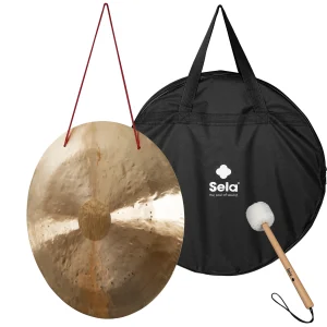 Ein Sela Wind Gong Standard 20'' mit einem schwarzen Tragesack und einem Schlägel wird dargestellt.