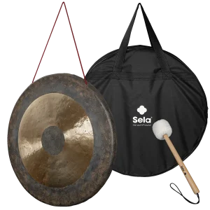 Abgebildet ist ein Sela Chau Gong Standard 24" mit roter Aufhängeschnur neben einer schwarzen Tragetasche mit dem Sela-Logo und einem Schlägel.