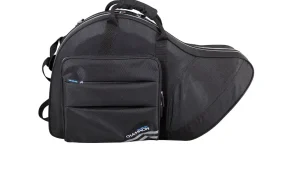 Ein schwarzes Champion Waldhorn Etui ist vor einem weißen Hintergrund abgebildet, mit einer rechteckigen Außentasche auf der linken Seite und einem Tragegriff auf der Oberseite.