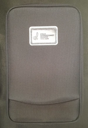 Abgebildet ist eine geschlossene, graue Hammerschmidt Gigbag für deutsche Klarinette mit einem rechteckigen Etikett und einem dunkleren, netzartigen Material unten.