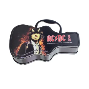 Eine metallene, gitarrenförmige Dose mit einem Henkel zeigt ein Bild von Angus Young von AC/DC mit Teufelshörnern und den Schriftzug AC/DC SOCKS.