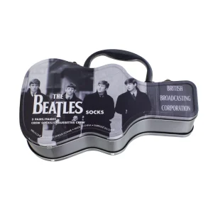 Eine gitarrenförmige, silberfarbene Metalldose mit einem schwarz-weiß Bild der Beatles und dem Schriftzug "The Beatles Socks" sowie "British Broadcasting Corporation".
