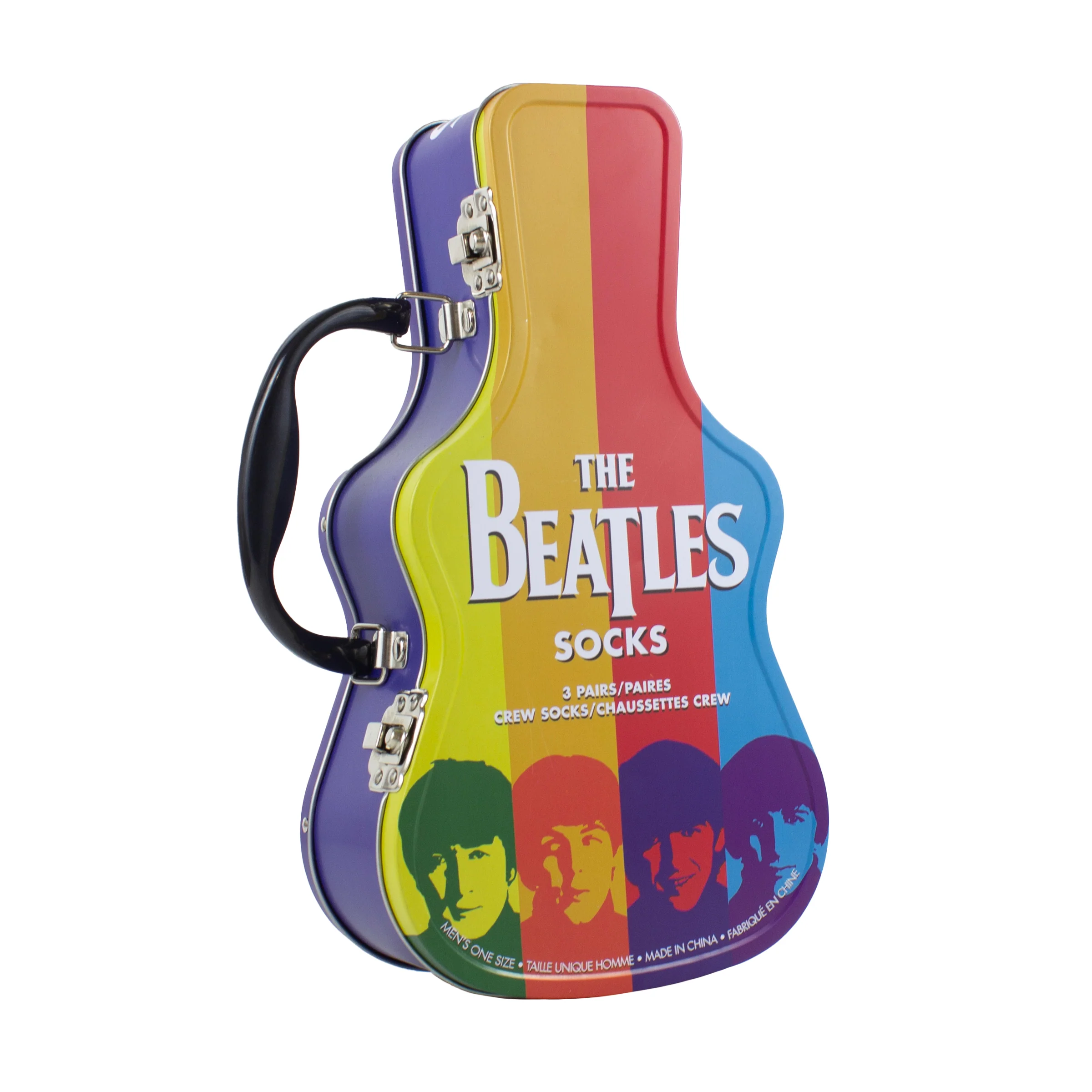 Eine Dose in Form eines Gitarrenkoffers mit einem seitlichen Tragegriff und einem bunten Streifenmuster, die Beatles-Logo-Schriftzug und Abbildungen der Bandmitglieder enthält und als Verpackung für Socken dient.
