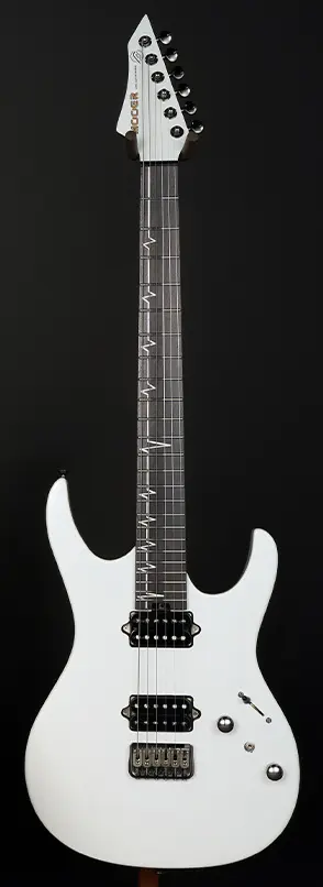 Das Bild zeigt eine weiße Mooer MMT100 E-Gitarre mit sechs Saiten, schwarzen Tonabnehmern und einem schlanken Hals mit Inlays.