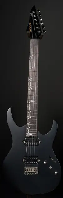 Das Bild zeigt eine schwarze Mooer MMT 110 E-Gitarre frontal vor einem dunklen Hintergrund.