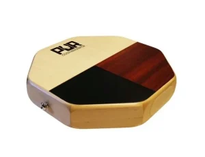 Ein achteckiges, helles Holz-Cajon mit der Aufschrift "PUR Cajonbags" hat drei unterschiedlich farbige, dreieckige Schlagflächen in Beige, Mahagonibraun und Schwarz.