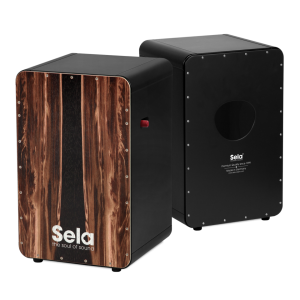 Das Bild zeigt eine Sela SE-107 Cajon CaSela Black Pro Dark Nut, wobei die Vorderseite aus einem Holzfurnier mit dunkler Maserung und das Sela-Logo besteht und die Rückseite schwarz mit einem Schallloch ist.