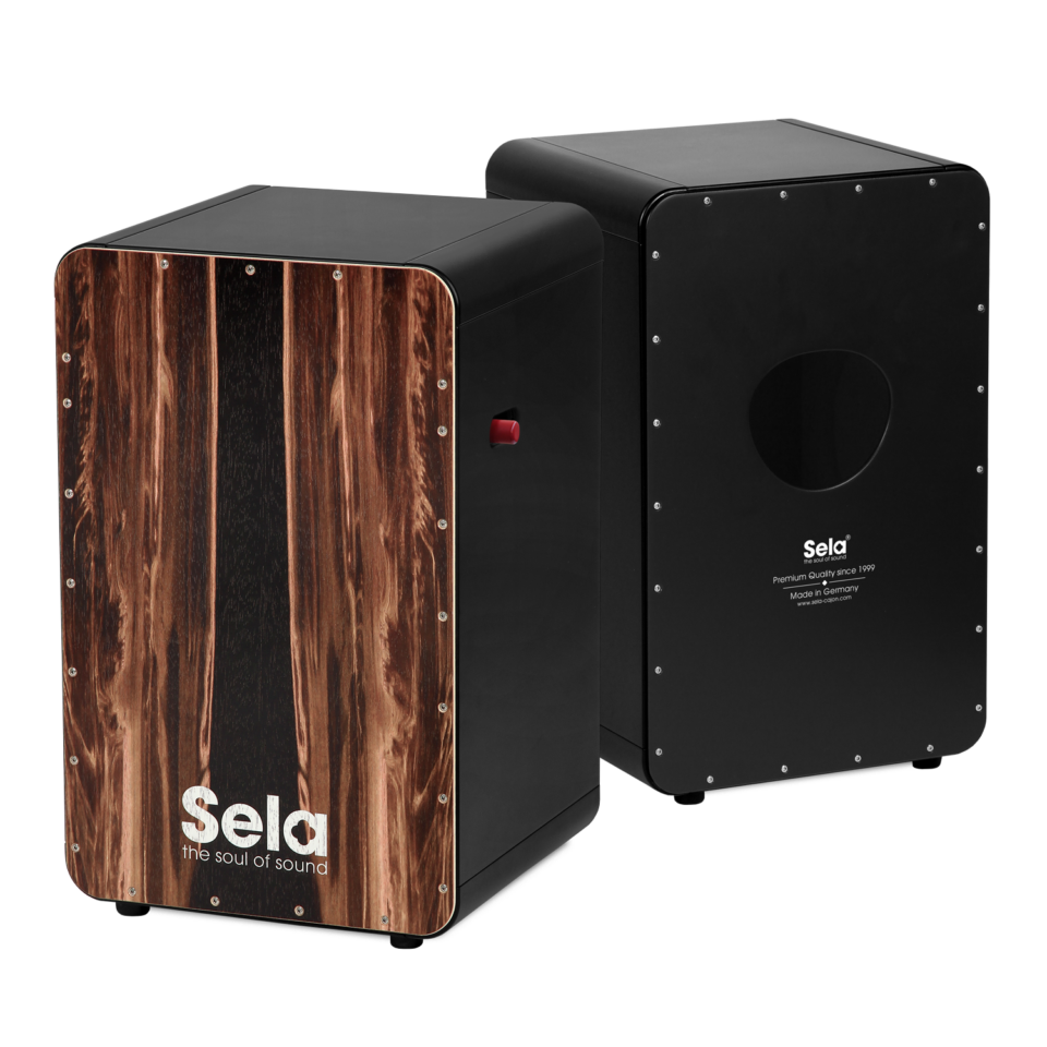 Das Bild zeigt eine Sela SE-107 Cajon CaSela Black Pro Dark Nut, wobei die Vorderseite aus einem Holzfurnier mit dunkler Maserung und das Sela-Logo besteht und die Rückseite schwarz mit einem Schallloch ist.