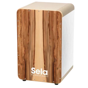Eine Sela SE-291 Cajon Wave Sonderedition mit weiß satinierten Seiten und einer hellen Schlagfläche mit dunkler, vertikal verlaufender Holzmaserung ist vor einem schwarzen Hintergrund abgebildet.