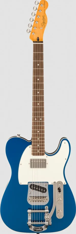 Das Bild zeigt eine blaue Squier CV Custom Telecaster E-Gitarre mit einem weißen Schlagbrett und einem Ahornhals.