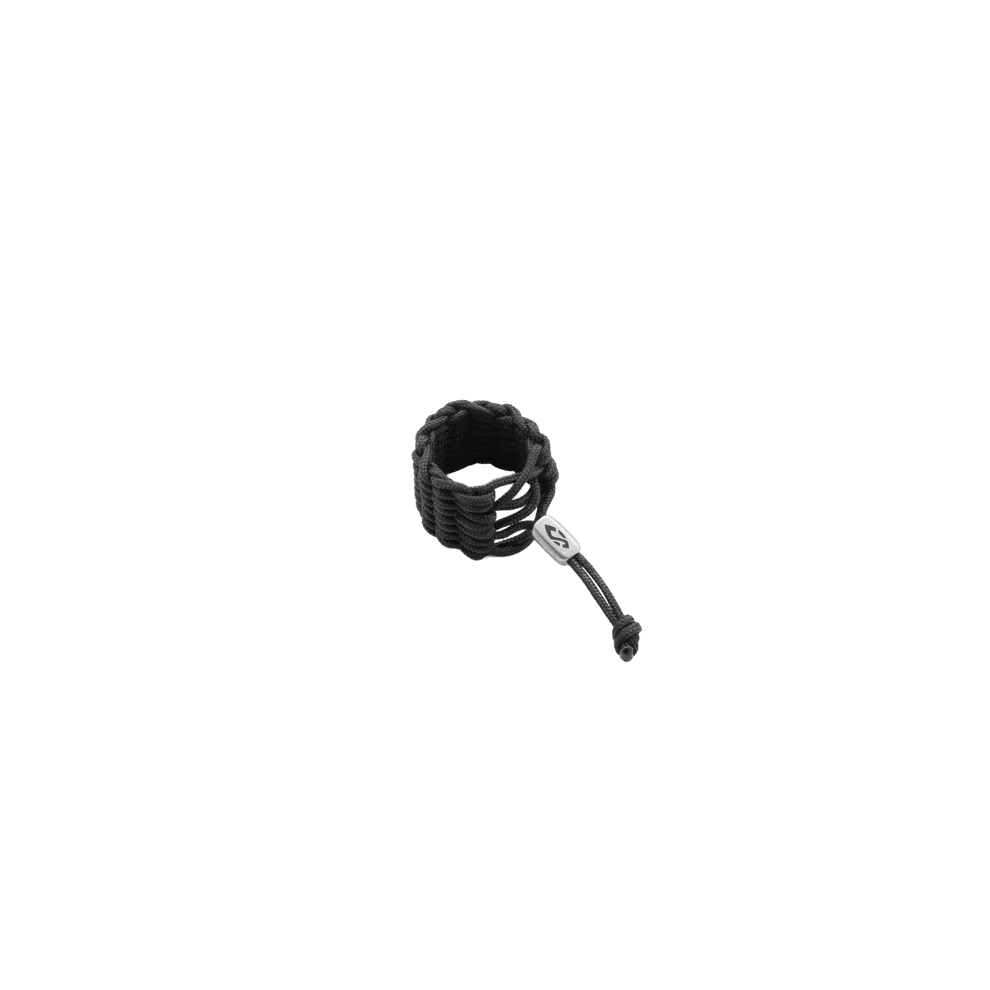 Das Bild zeigt eine schwarze FIBRA Ligatur für Sopran Saxophon und Es Klarinette mit einer silberfarbenen Schraube.