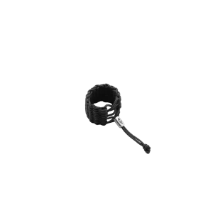 Eine schwarze FIBRA Ligatur für Tenorsaxophon, gefertigt aus geflochtenem Material, liegt vor einem schwarzen Hintergrund.