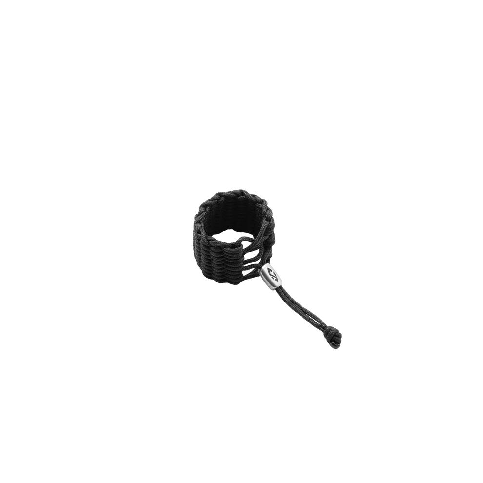 Eine schwarze FIBRA Ligatur für Tenorsaxophon, gefertigt aus geflochtenem Material, liegt vor einem schwarzen Hintergrund.