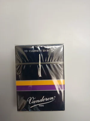 Eine verpackte Schachtel Vandoren B-Klarinettenblätter der Stärke 5 liegt vor einem weißen Hintergrund.