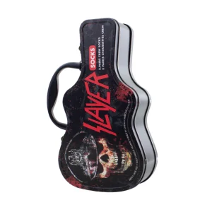 Eine Gitarrenförmige, silberne Metallbox des Slayer „Guitar Tin Sock Box“ - 3er Socken-Set in Gitarren-Metallbox - Geschenkset ist mit einem dunklen Druck des Slayer Logos, Blutspritzern und einem Schädel mit Mikrofon verziert und hat einen schwarzen Tragegriff.