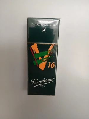 Eine Packung Vandoren Tenorsaxophon V16 Blätter Stärke 5 (5 Stück) in einer dunkelgrünen Verpackung mit orangenem V16-Logo und dem Schriftzug "Vandoren Paris" vor einem hellen Hintergrund.