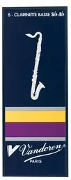 Das Bild zeigt die Verpackung eines Vandoren Bassklarinette Classic / Traditional Blatts der Stärke 1,5 (5 Stk.) mit einem weißen Umriss einer Bassklarinette auf einem dunkelblauen Hintergrund, der durch einen gelben und einen violetten Streifen von der Vandoren-Logoschrift getrennt ist.