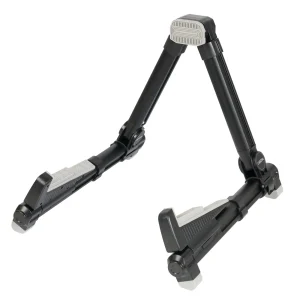 Das Bild zeigt einen schwarzen, zusammengeklappten Cascha HH2256 Faltbaren Gitarrenständer mit grauen Auflageflächen vor einem weißen Hintergrund.