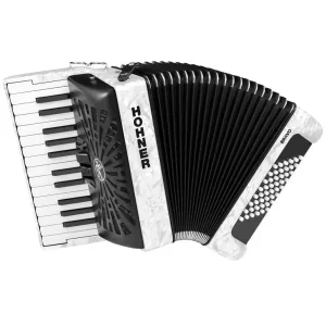 Das Bild zeigt ein weißes Hohner Bravo II 48 Silent Key Akkordeon mit schwarz-weißen Tasten und Knöpfen sowie schwarzen Balgfalten.