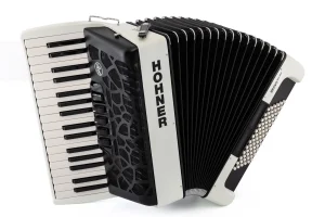 Eine weiße Hohner Bravo 72 myColor mit schwarzen Balgen und Tasten ist vor einem weißen Hintergrund abgebildet.